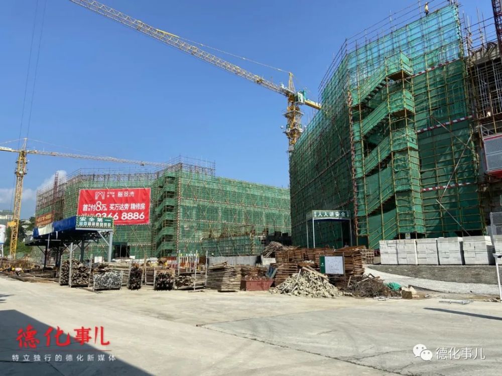 在国际陶瓷艺术城·万达广场项目建设现场,德化事儿