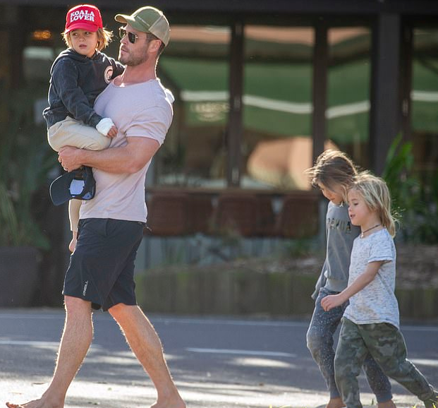 克里斯·海姆斯沃斯|“雷神”克里斯·海姆斯沃斯变身超级奶爸，带仨娃出街，光脚不穿鞋