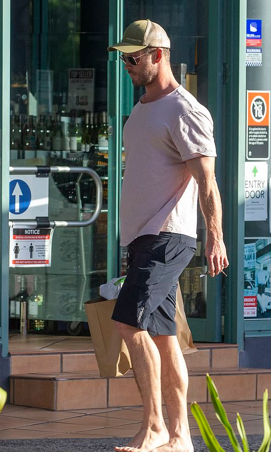 克里斯·海姆斯沃斯|“雷神”克里斯·海姆斯沃斯变身超级奶爸，带仨娃出街，光脚不穿鞋