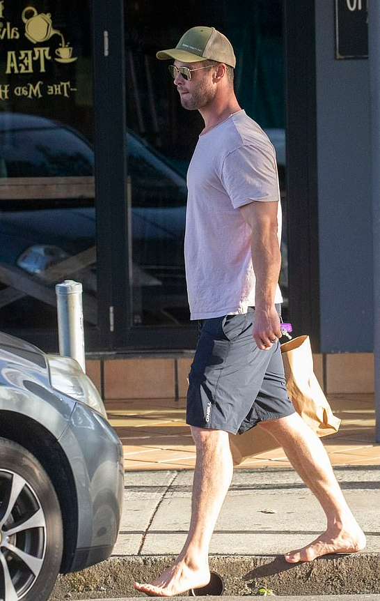 克里斯·海姆斯沃斯|“雷神”克里斯·海姆斯沃斯变身超级奶爸，带仨娃出街，光脚不穿鞋