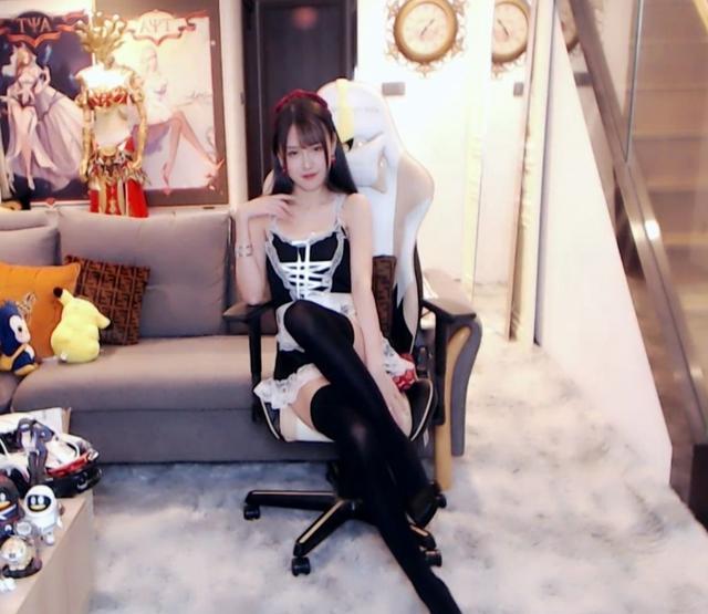 不得不说的是,姜允儿的身材与颜值的确十分之顶,难怪此前的斗鱼嘉年华