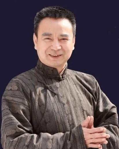 他是知名琼男郎与前妻离婚后仍出演夫妻二婚娶小11岁娇妻