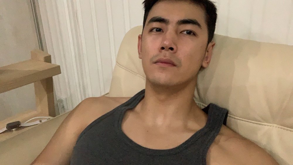 阚清子|分手两年状态不一样：阚清子深夜晒照给异性庆生，纪凌尘一人独饮稍显落寞