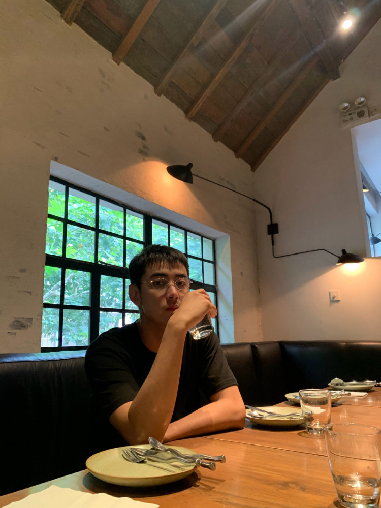 阚清子|分手两年状态不一样：阚清子深夜晒照给异性庆生，纪凌尘一人独饮稍显落寞
