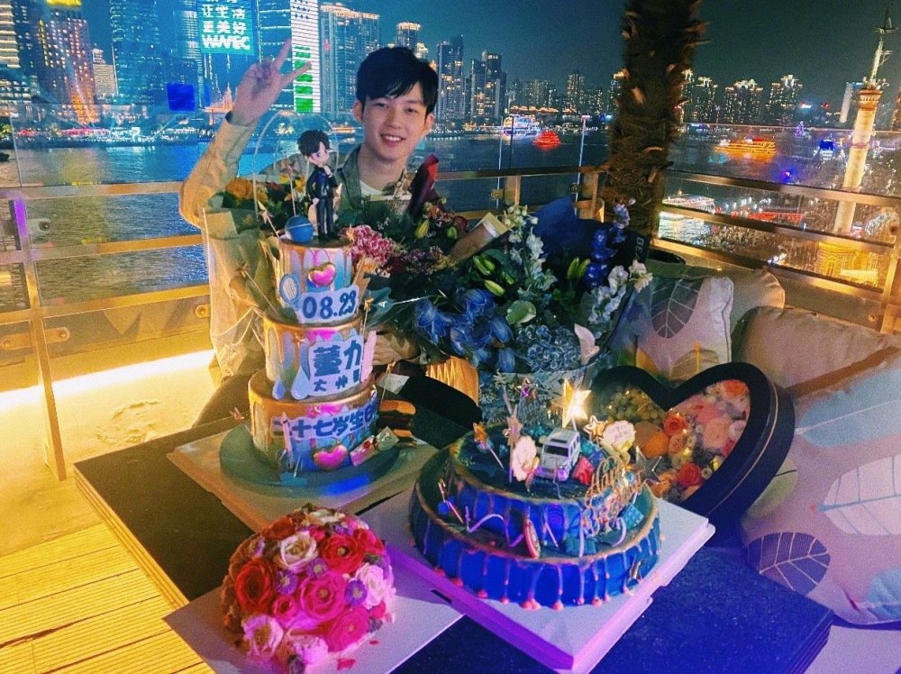阚清子|分手两年状态不一样：阚清子深夜晒照给异性庆生，纪凌尘一人独饮稍显落寞