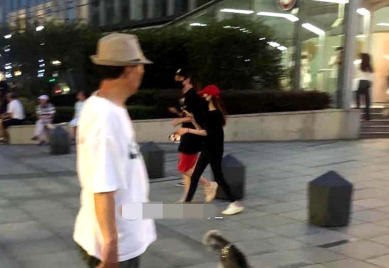 王思聪|王思聪遇到真爱？罕见当众示爱高挑美女，双手环抱将对方拥入怀中