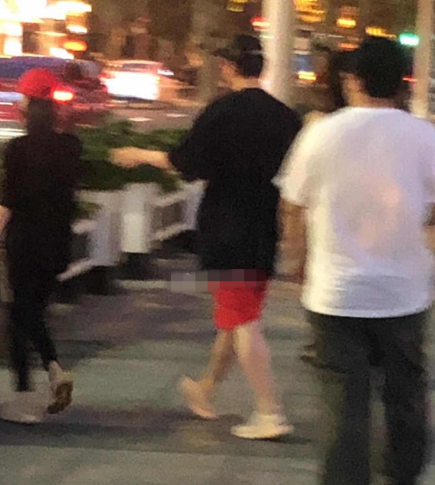 王思聪|王思聪遇到真爱？罕见当众示爱高挑美女，双手环抱将对方拥入怀中