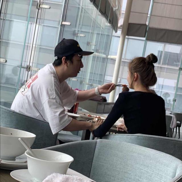 王思聪|王思聪遇到真爱？罕见当众示爱高挑美女，双手环抱将对方拥入怀中