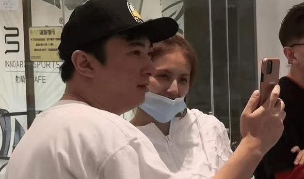 王思聪|王思聪遇到真爱？罕见当众示爱高挑美女，双手环抱将对方拥入怀中