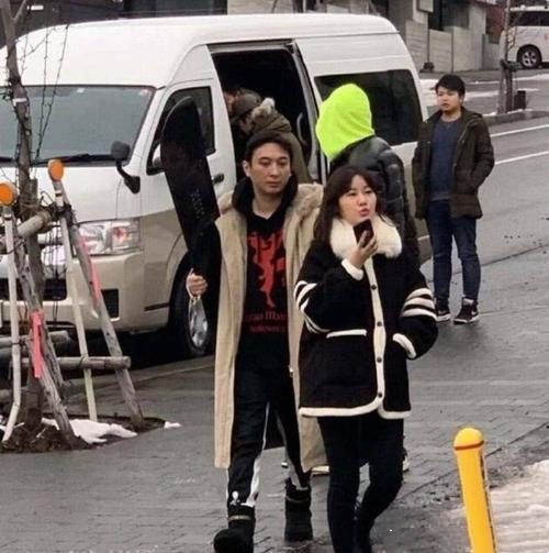 王思聪|王思聪遇到真爱？罕见当众示爱高挑美女，双手环抱将对方拥入怀中