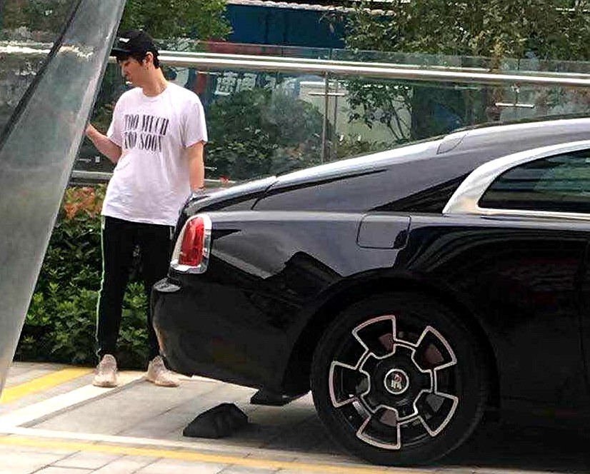 王思聪|王思聪遇到真爱？罕见当众示爱高挑美女，双手环抱将对方拥入怀中