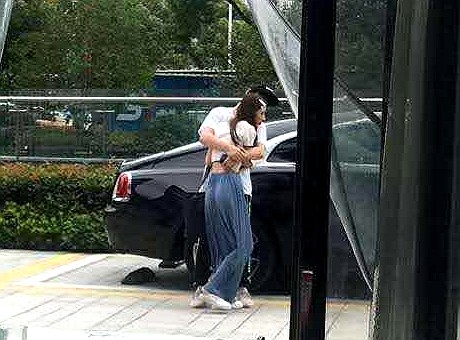 王思聪|王思聪遇到真爱？罕见当众示爱高挑美女，双手环抱将对方拥入怀中