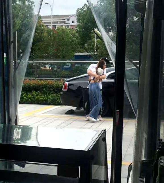 王思聪|王思聪遇到真爱？罕见当众示爱高挑美女，双手环抱将对方拥入怀中