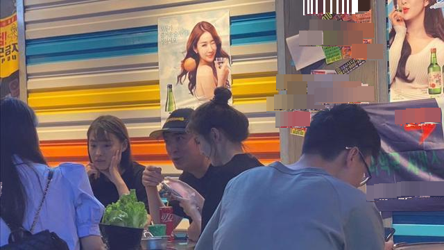 王思聪|王思聪遇到真爱？罕见当众示爱高挑美女，双手环抱将对方拥入怀中