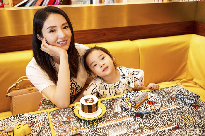 董璇|董璇自曝为生孩子错过大红大紫的机会，看到小酒窝后就释然了