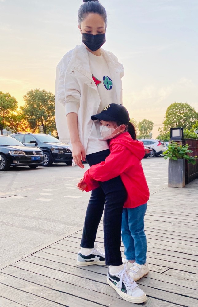 董璇|董璇自曝为生孩子错过大红大紫的机会，看到小酒窝后就释然了