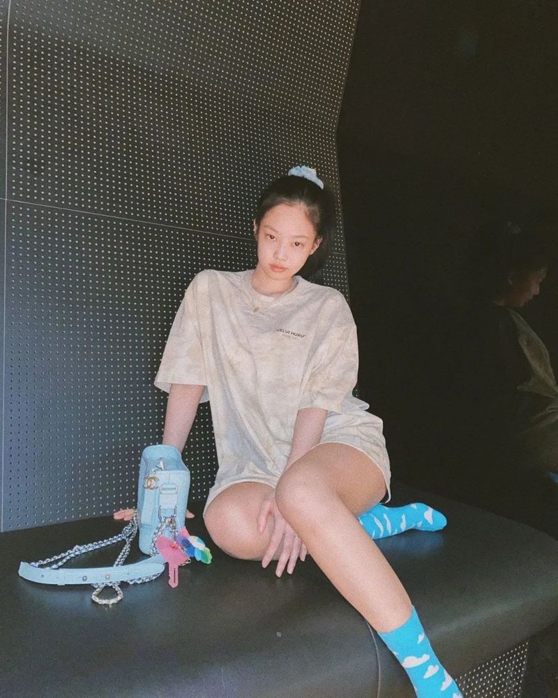 jennie最近還營業了自己的新look,腳上踩著天藍色雲朵襪一眼就引起了