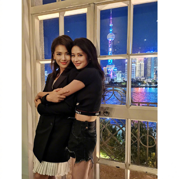 四个女人一台戏|刘涛晒与颖儿胡可陶昕然合影庆祝新剧杀青，四个女人一台戏备受期待