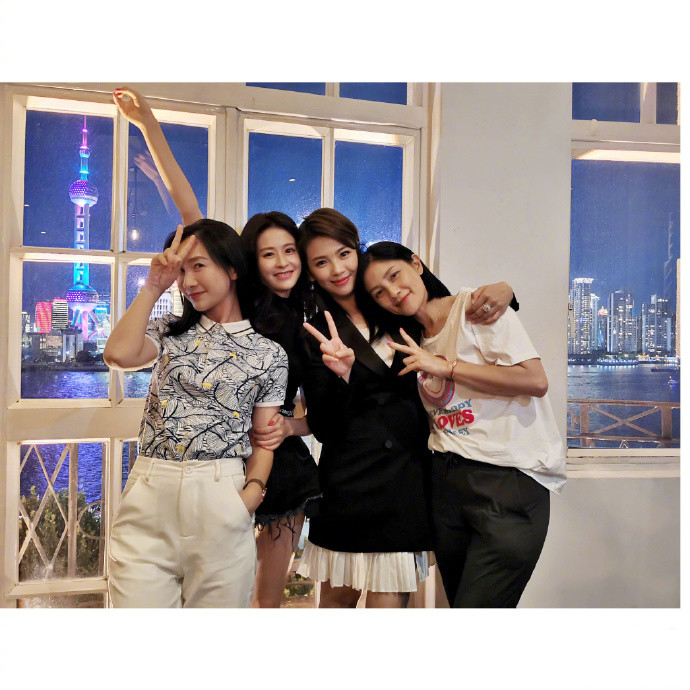 四个女人一台戏|刘涛晒与颖儿胡可陶昕然合影庆祝新剧杀青，四个女人一台戏备受期待