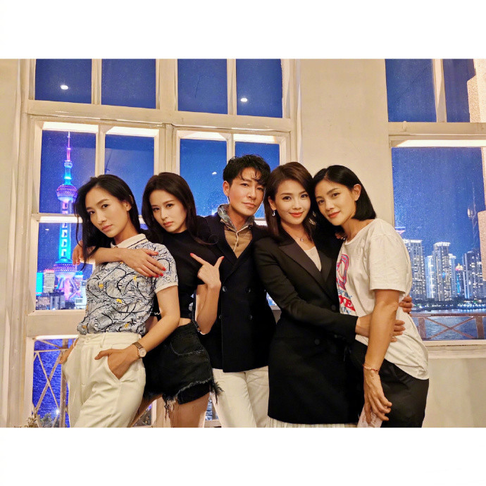 四个女人一台戏|刘涛晒与颖儿胡可陶昕然合影庆祝新剧杀青，四个女人一台戏备受期待