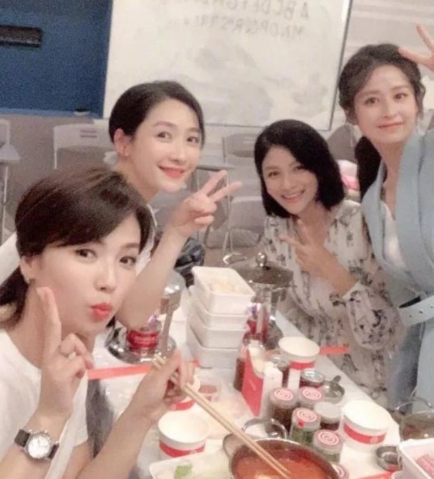 四个女人一台戏|刘涛晒与颖儿胡可陶昕然合影庆祝新剧杀青，四个女人一台戏备受期待