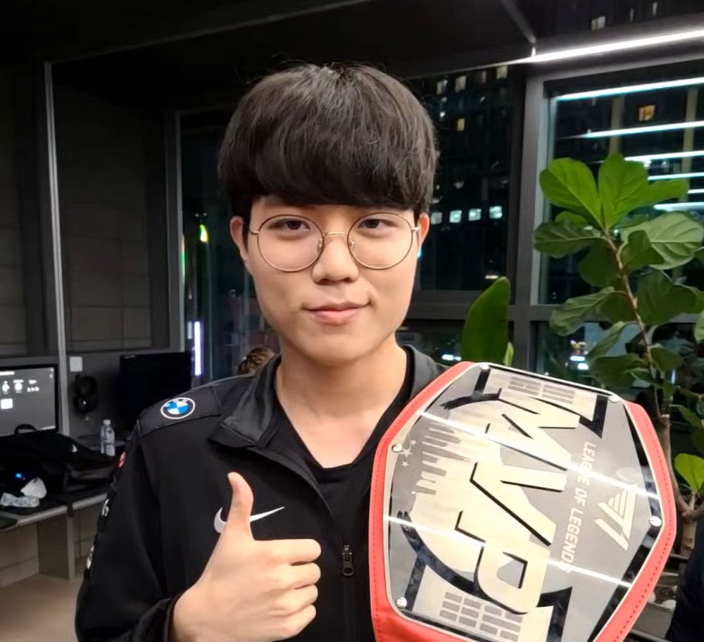 cuzz直播间被爆破观众用韩语发弹幕icuzz你是金晶洙的儿子