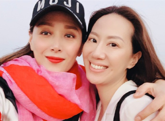 甄子丹|甄子丹女儿与任达华女儿坐豪华游艇出海，同为16岁，风格大不同