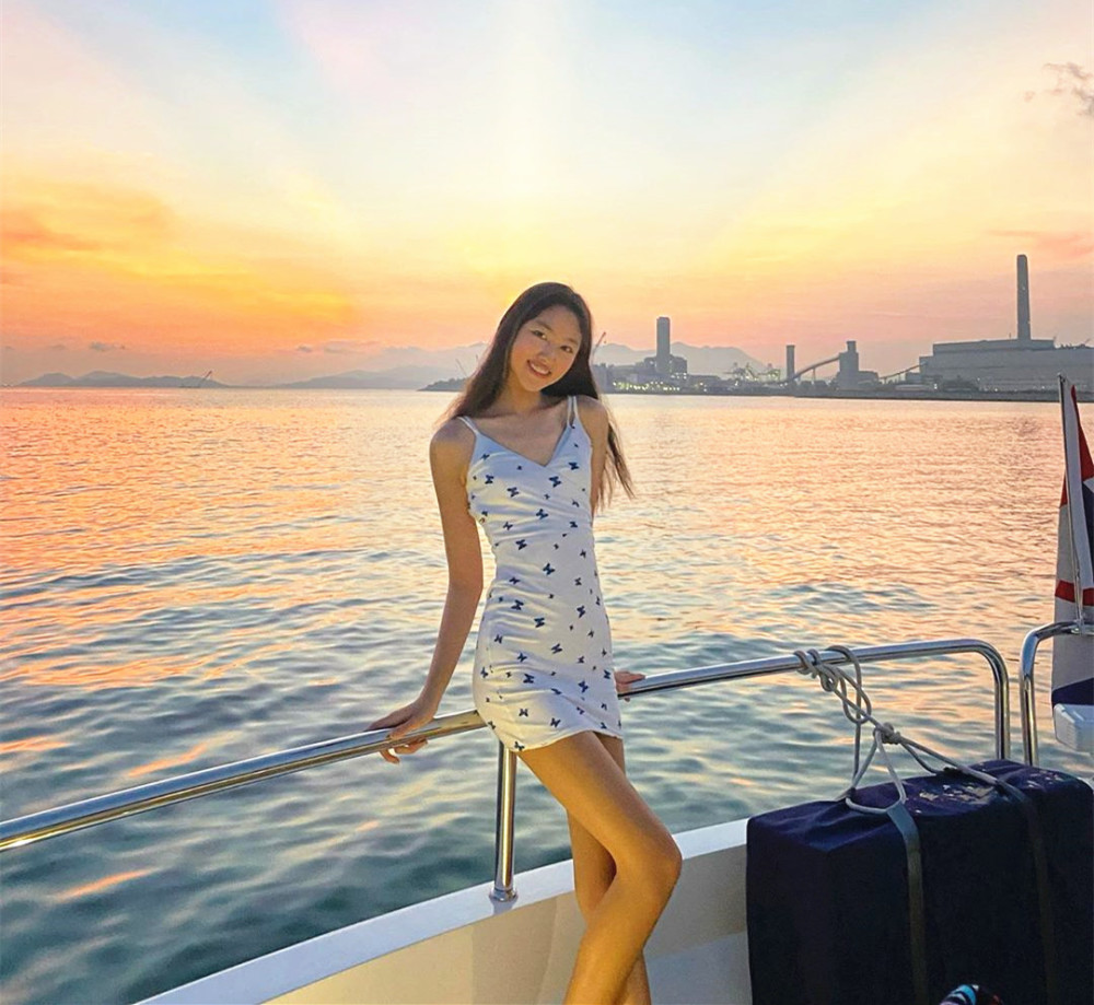 甄子丹|甄子丹女儿与任达华女儿坐豪华游艇出海，同为16岁，风格大不同