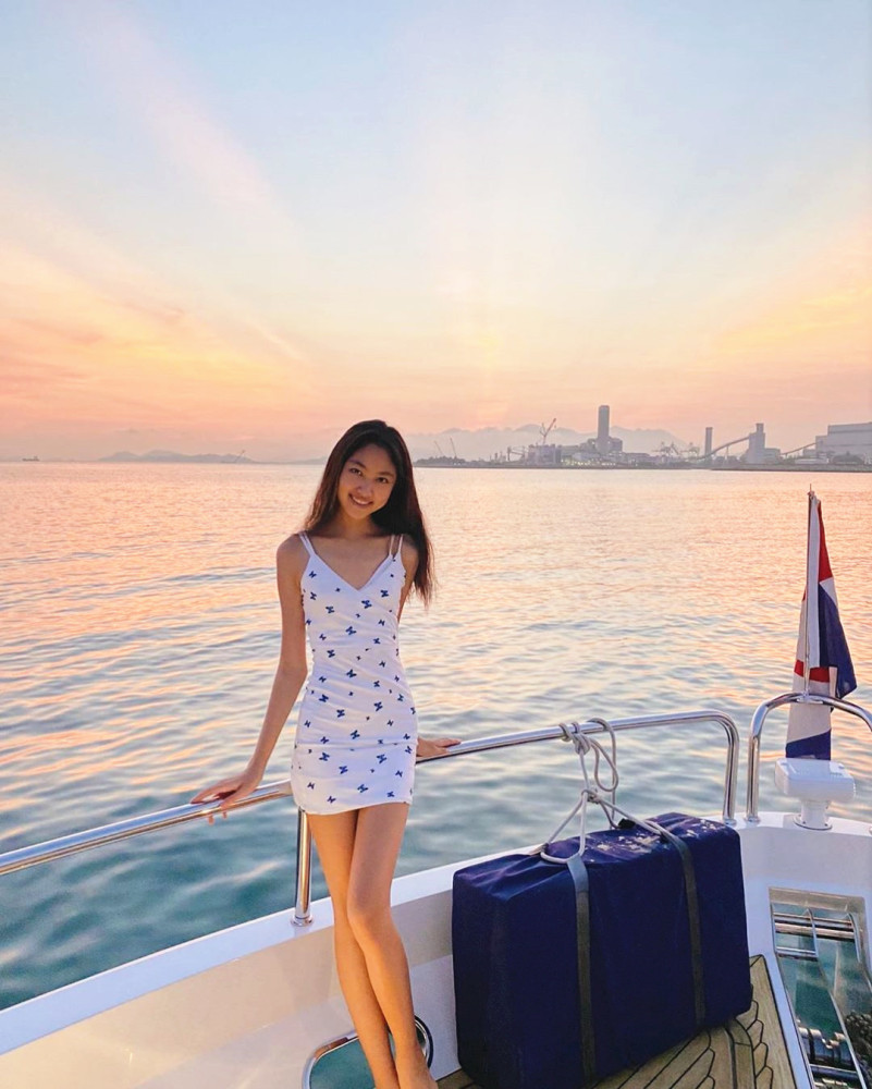 甄子丹|甄子丹女儿与任达华女儿坐豪华游艇出海，同为16岁，风格大不同