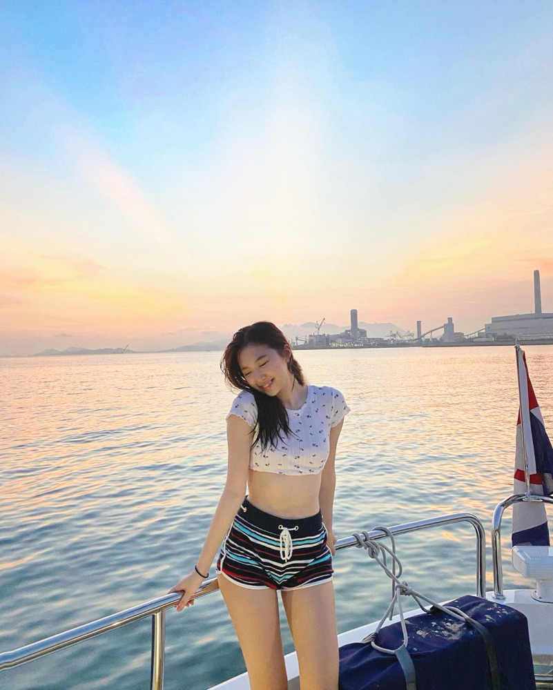 甄子丹|甄子丹女儿与任达华女儿坐豪华游艇出海，同为16岁，风格大不同