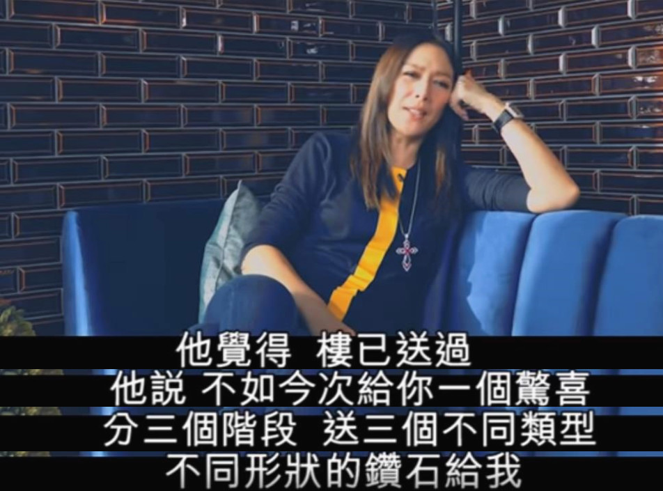 甄子丹|甄子丹女儿与任达华女儿坐豪华游艇出海，同为16岁，风格大不同