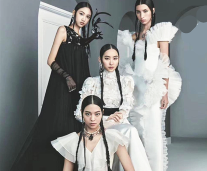 甄子丹|甄子丹女儿与任达华女儿坐豪华游艇出海，同为16岁，风格大不同