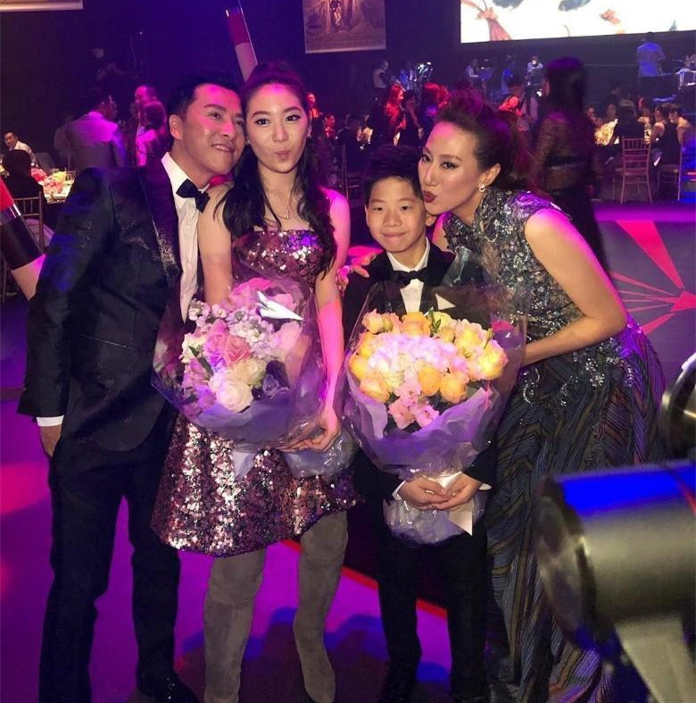 甄子丹|甄子丹女儿与任达华女儿坐豪华游艇出海，同为16岁，风格大不同
