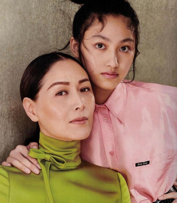 甄子丹|甄子丹女儿与任达华女儿坐豪华游艇出海，同为16岁，风格大不同