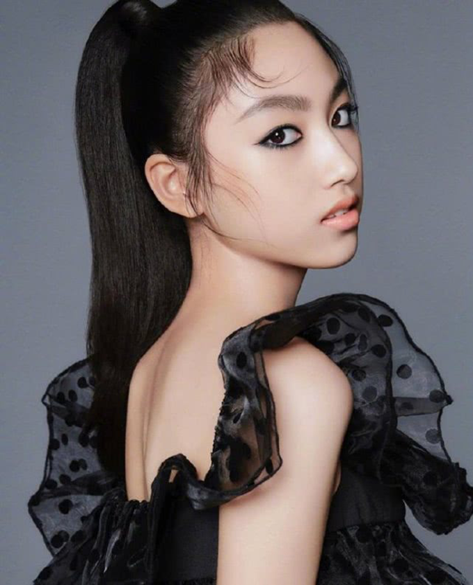 甄子丹|甄子丹女儿与任达华女儿坐豪华游艇出海，同为16岁，风格大不同