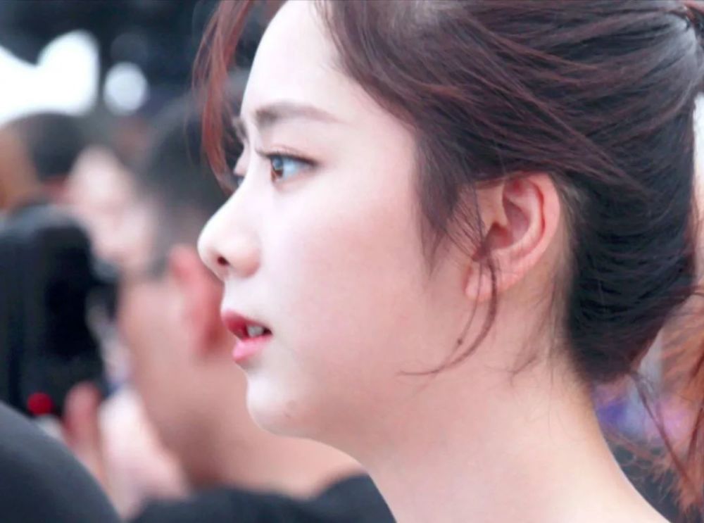 谭松韵|贵圈30岁以上女星里，脸嫩到能演小学生的也就她一个了吧！