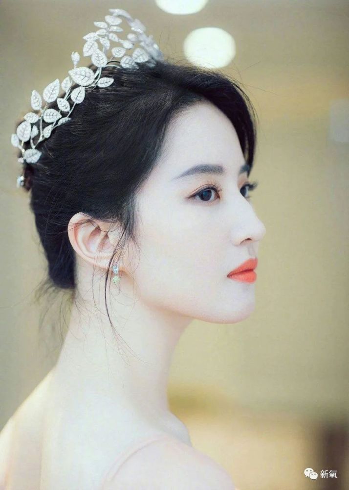 谭松韵|贵圈30岁以上女星里，脸嫩到能演小学生的也就她一个了吧！