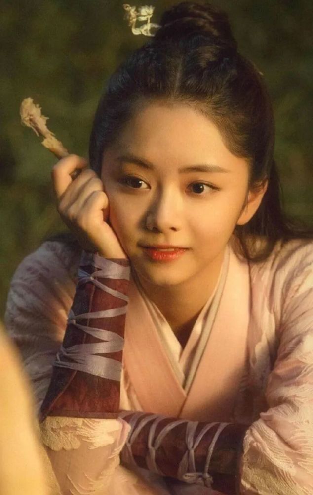 谭松韵|贵圈30岁以上女星里，脸嫩到能演小学生的也就她一个了吧！