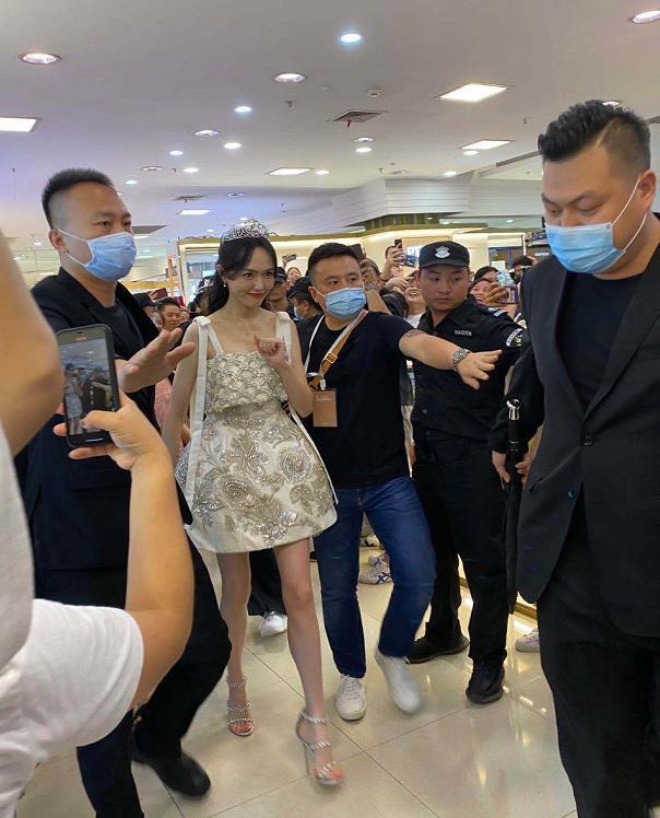 刘亦菲|刘亦菲33岁生日遇见七夕情人节，舒畅半夜晒照送祝福，期待唐嫣