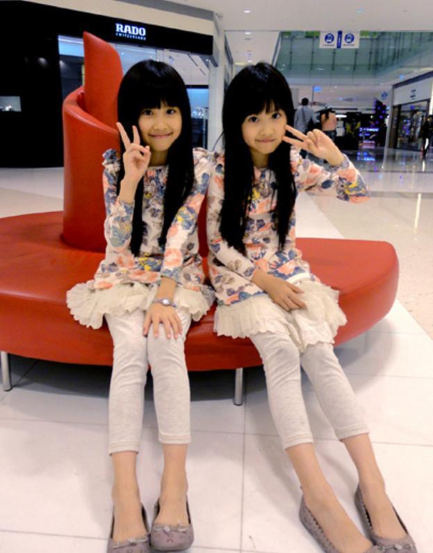 有台湾"最美双胞胎"之称的网络红人"sandy&mandy"已渐渐长成亭亭玉立