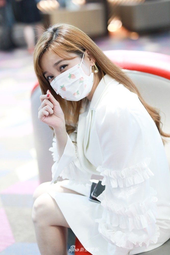 金莎穿白色西装裙造型清新嘟嘴卖萌颜值超高