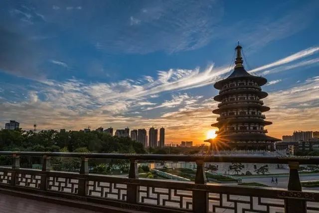 洛阳晚霞色彩迷人神都亭台楼阁壮丽犹如回到盛世唐朝