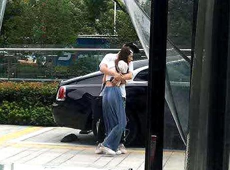 王思聪|王思聪女友又换了？开豪车与美女逛街，穿情侣衫格外显眼