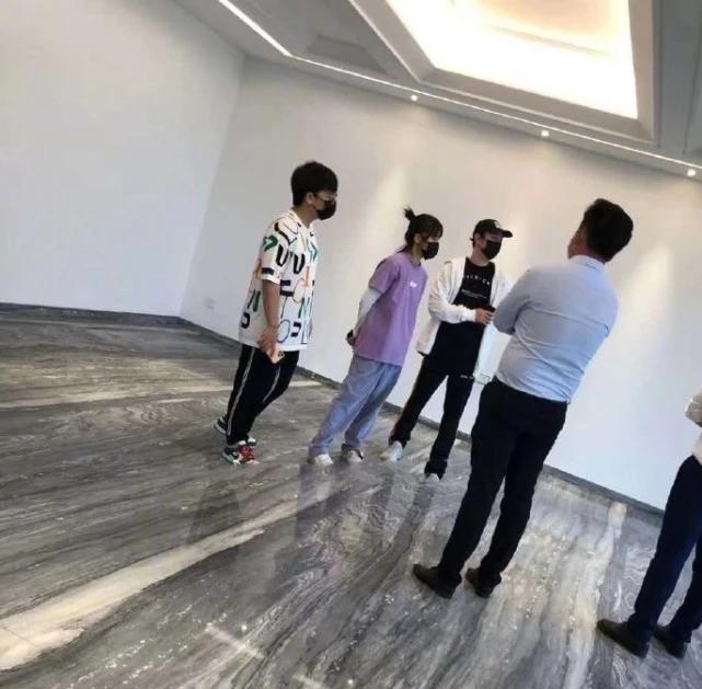 王思聪|王思聪女友又换了？开豪车与美女逛街，穿情侣衫格外显眼