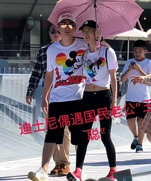 王思聪|王思聪女友又换了？开豪车与美女逛街，穿情侣衫格外显眼