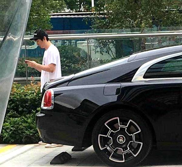 王思聪|王思聪女友又换了？开豪车与美女逛街，穿情侣衫格外显眼