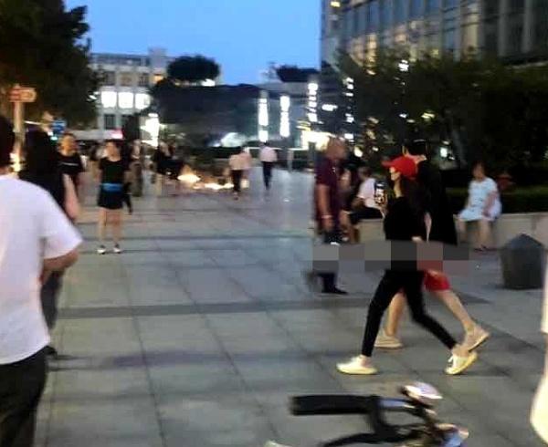 王思聪|王思聪女友又换了？开豪车与美女逛街，穿情侣衫格外显眼