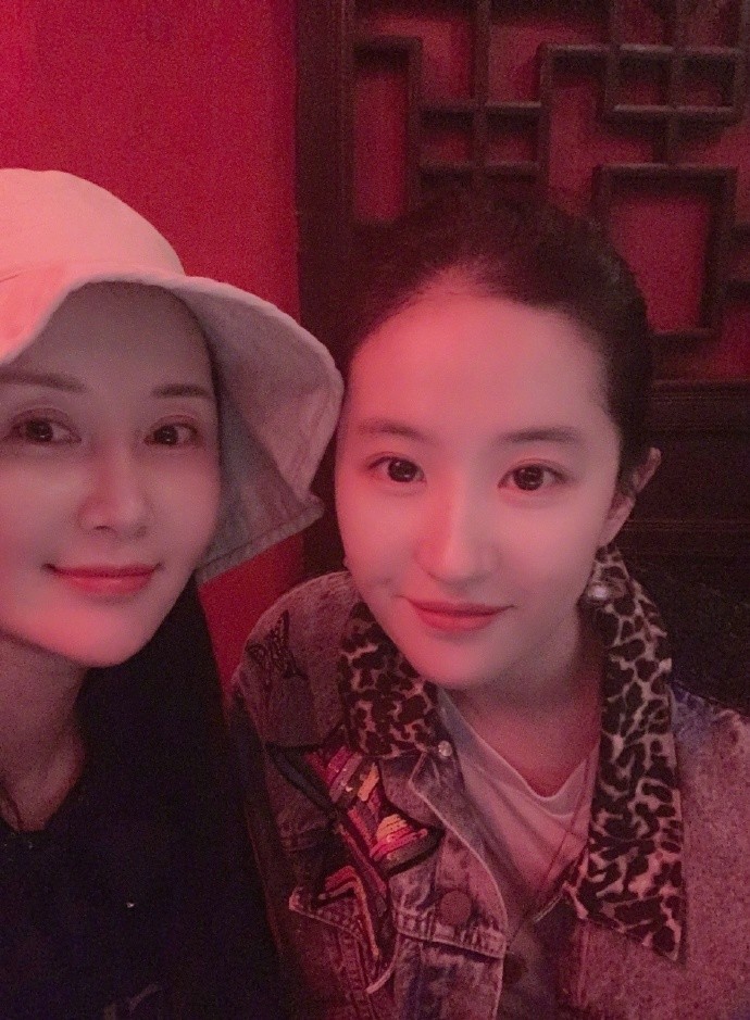 刘亦菲|刘亦菲七夕迎33岁生日，舒畅晒合影点赞爬山照，两人同框素颜超美