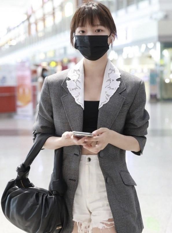 齐明月孙铱终于火了,剧里是大家闺秀,剧外穿巴掌大抹胸时髦大胆