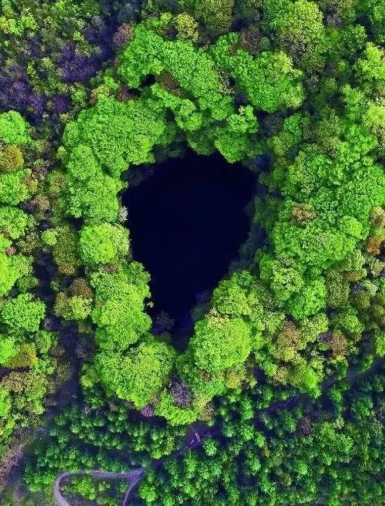 陕西汉中镇巴天悬心形天坑遇见你之后,不再心如止水!